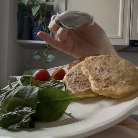 Jajka Undercover z ziołowym kremem (jajko w bułce z czarnuszką)