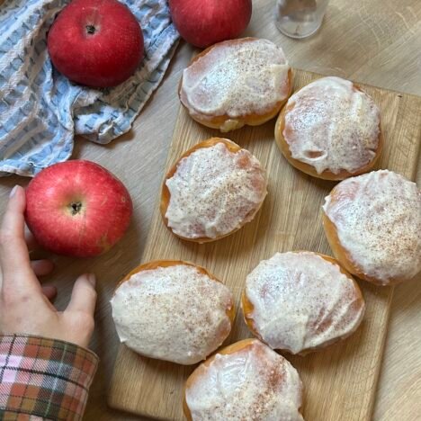 Bułki czosnkowe z mozzarellą (zawinięte jak cynamonki)